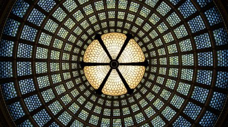 浮动div如何居中