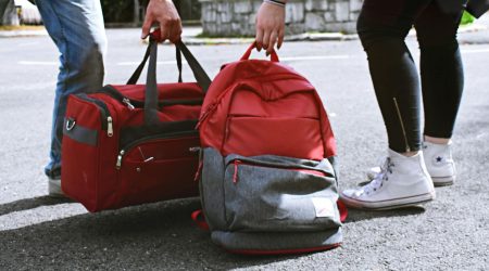 把人背起来英语怎么说